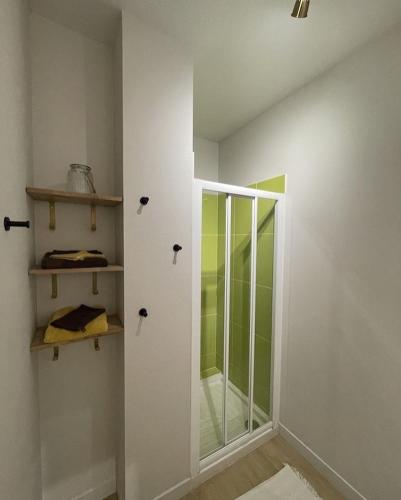 une salle de bain avec une douche en verre dans une chambre dans l'établissement STUDIO de Charme, CITY BED, LA ROCHELLE, à La Rochelle