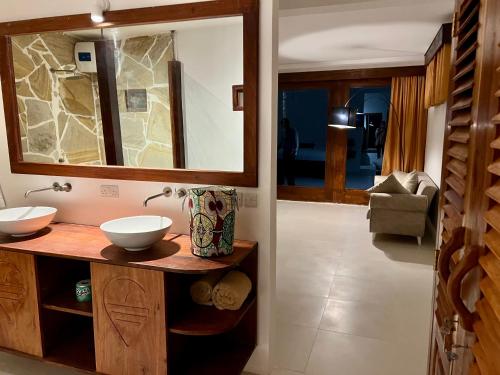 ein Badezimmer mit 2 Waschbecken und einem Spiegel in der Unterkunft Mahali Zanzibar in Paje