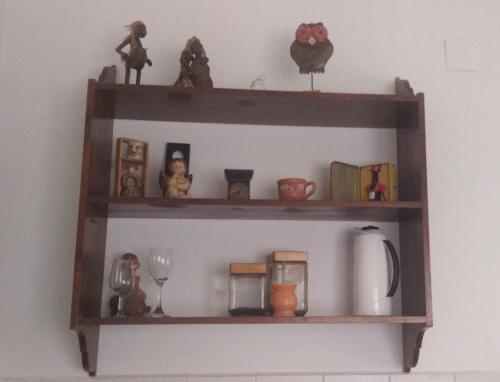 una estantería de madera en una pared con artículos en ella en Rancho Aparte en Salta