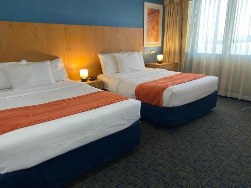 Habitación de hotel con 2 camas y 2 lámparas en Ficus Hotel en San Juan