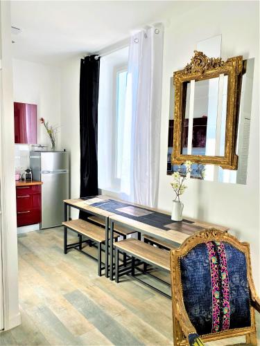 - une cuisine avec une table à manger et un miroir dans l'établissement Marseille-au-bord-de-l'eau, à Marseille