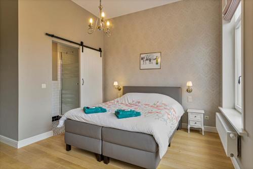 a bedroom with a bed with two towels on it at Oud Brouwershof in Alveringem