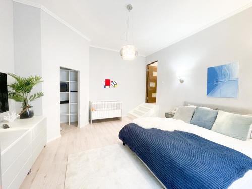 A bed or beds in a room at Downtown Deak-Ferris Wheel Luxury Home