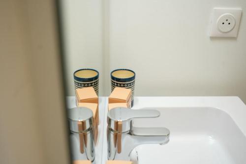 un groupe de conteneurs assis au-dessus d'une table dans l'établissement Jolie maison neuve - 2 chambres, 2 salles de bain, à Saint-Valery-sur-Somme