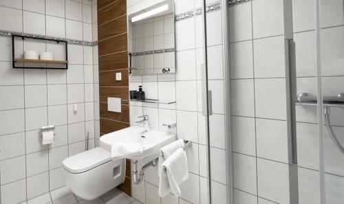 ウルムにあるWJH Apartmentvermietung Ulmの白いバスルーム(洗面台、トイレ付)