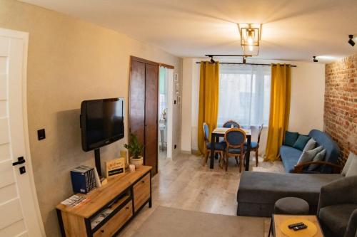 Televízia a/alebo spoločenská miestnosť v ubytovaní Loft Apartament ULA
