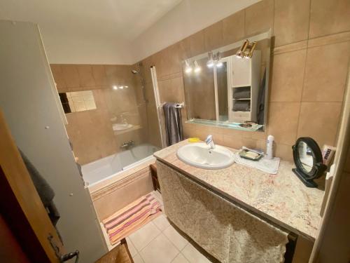 y baño con lavabo y bañera. en Charmant appartement T2 65m², en Quenza