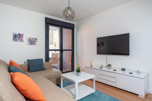 Central couples Apt by Costarentals - Ref 131