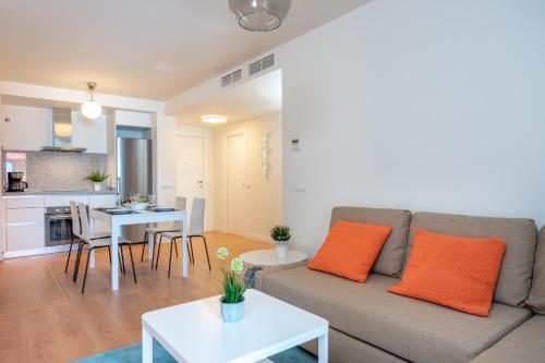 Central couples Apt by Costarentals - Ref 131