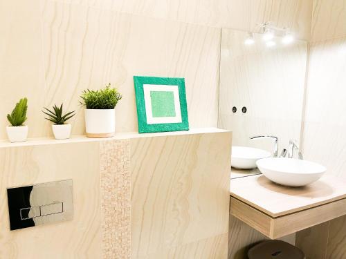 A bathroom at Downtown Deak-Ferris Wheel Luxury Home