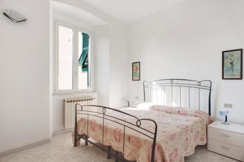 - une chambre blanche avec un lit et une fenêtre dans l'établissement House Mario, à Levanto