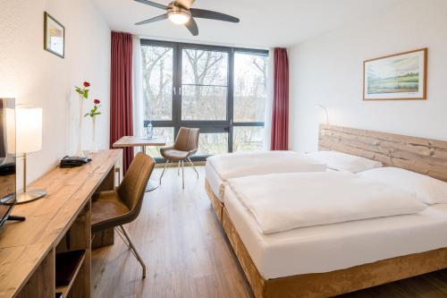 a hotel room with a bed and a desk and a desk at Haus am Spreebogen in Fürstenwalde