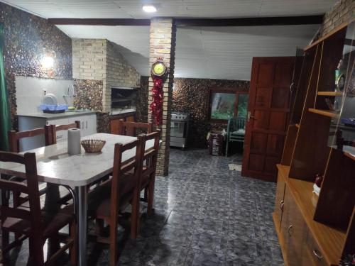a kitchen and dining room with a table and chairs at Casa playa hermosa 3 dormitorios in Playa Hermosa