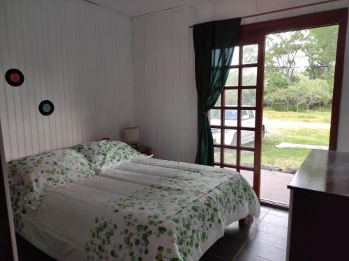 a bedroom with a bed and a sliding glass door at Casa playa hermosa 3 dormitorios in Playa Hermosa