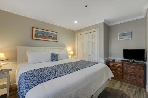 sypialnia z łóżkiem i telewizorem z płaskim ekranem w obiekcie 111 Water Street Inn w mieście Boyne City