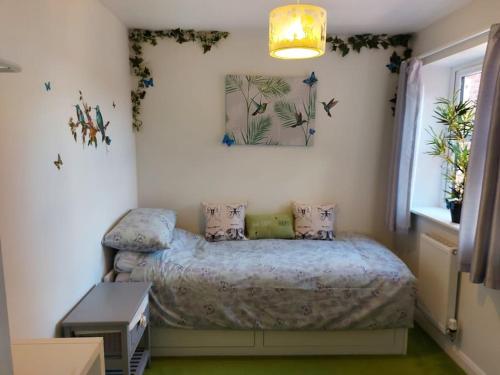 een kleine slaapkamer met een bed en een raam bij Hot Tub house close to Woodland and Peak District in Brimington