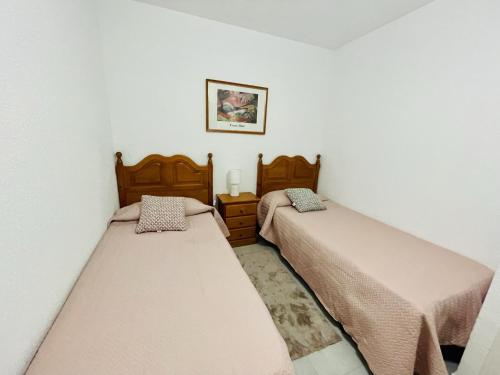 ein Schlafzimmer mit 2 Betten und einem Bild an der Wand in der Unterkunft A552 - Cardenal 4 - 2004 Finestrat s.l. in Cala de Finestrat