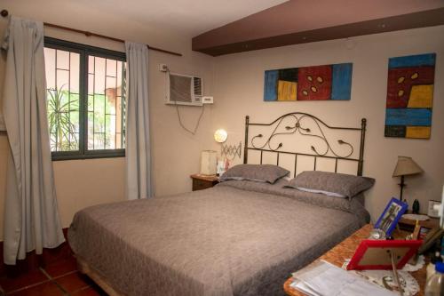 um quarto com uma cama grande e uma janela em FINCA EL BRACO em Santiago del Estero
