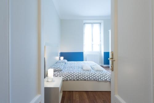 een witte slaapkamer met een bed en een raam bij Spazio Stoppani - BIG in Milaan