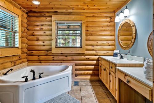 Ένα μπάνιο στο Luxury Heated Pool Cabin with Mountain Views, Theater & Game room