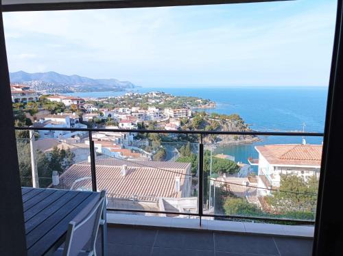 uma vista para o oceano a partir da varanda de uma casa em Apartament vistes al mar em Llançà