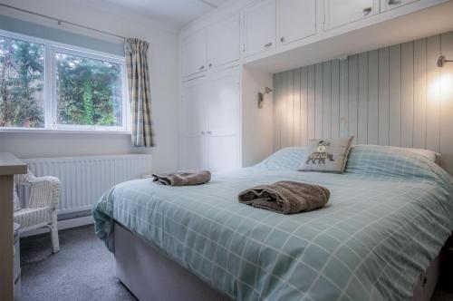 a bedroom with a bed with two towels on it at Glenvale - 2 Bedroom Apartment - Saundersfoot in Saundersfoot
