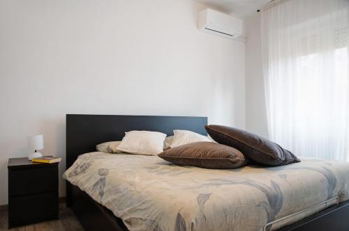 - une chambre avec un lit et 2 oreillers dans l'établissement Appartamento Stefano, à Luino