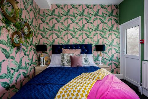 Llit o llits en una habitació de Charles Alexander Short Stay - Botanical House