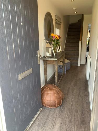 una porta che conduce a un corridoio con uno sgabello e un tavolo di The Hollies a Preston
