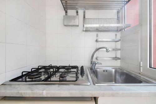 cocina con fregadero y fogones en Tea apartment, en Santa Margherita Ligure