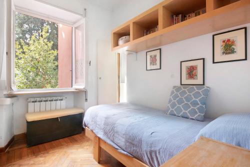 1 dormitorio con cama y ventana en Tea apartment, en Santa Margherita Ligure