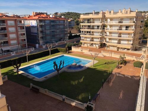 uma vista superior de uma piscina numa cidade em building oceanfront, torild em Calafell