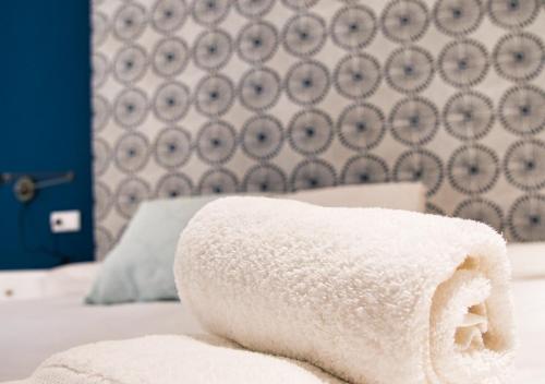 a white towel sitting on top of a bed at Casa Rural Casa Levante in Arcos de la Frontera