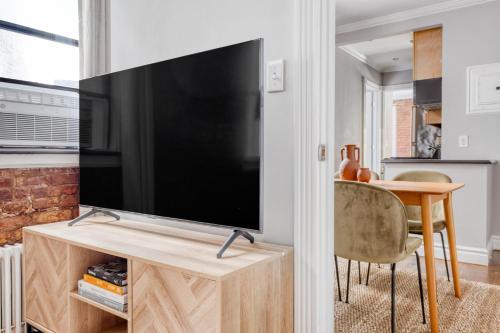 Televiisor ja/või meelelahutuskeskus majutusasutuses Hip E Village 2BR w WD nr L Train NYC-824