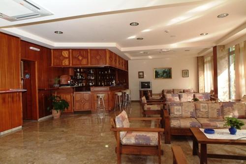 een grote woonkamer met banken en tafels bij Theonia Hotel in Kos-stad