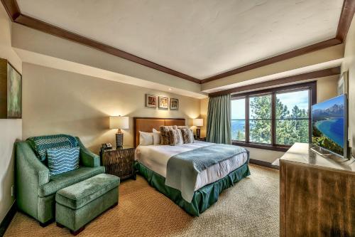 um quarto com uma cama, uma cadeira e uma janela em Mid-Mountain Luxury At Northstar Condo em Kingswood Estates
