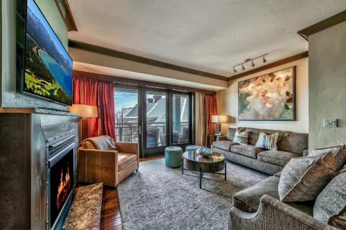 un soggiorno con divano e TV di Mid-Mountain Luxury At Northstar Condo a Kingswood Estates