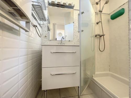 een badkamer met een wastafel en een douche bij Etoile de thau in Frontignan