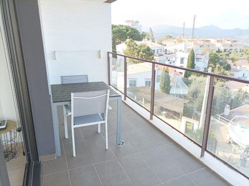 uma varanda com uma secretária e vista para a cidade em Apartament vistes al mar em Llançà