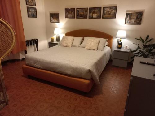 una camera da letto con un letto con cuscini e due lampade di PRIONE70 a La Spezia