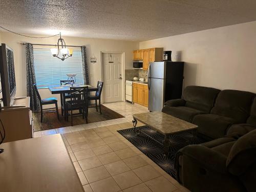 クリアウォーターにあるTHE FLORIDIAN INNのリビングルーム(ソファ、テーブル付)、キッチンが備わります。