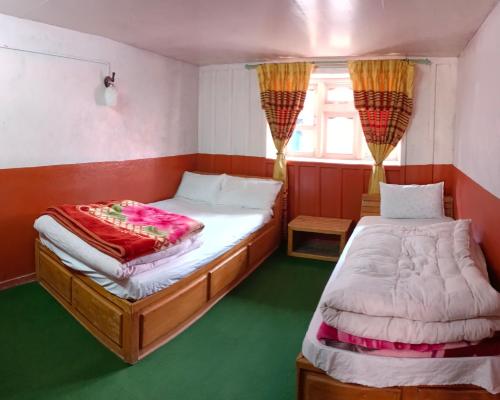 Postel nebo postele na pokoji v ubytování Dolakha Kalinchowk Resort