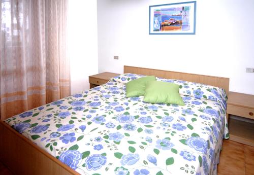 ビビオーネにあるCapitolのベッド1台(青と白の掛け布団、枕付)
