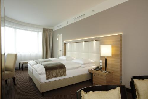 A bed or beds in a room at H4 Hotel Berlin Alexanderplatz