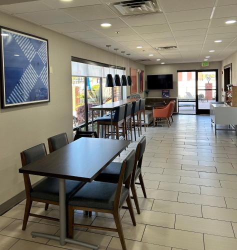 a dining room with a table and chairs at Holiday Inn Express Savannah South I-95 Richmond Hill by IHG in Richmond Hill