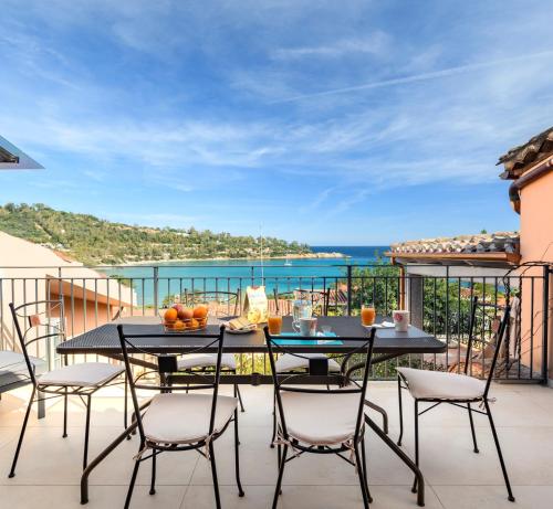 アルバタックスにあるAmazing view – Beautiful Apartment Portu Frailisのバルコニーにテーブルと椅子が置かれたパティオ