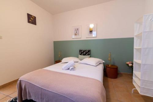 um quarto com uma cama com duas toalhas em BEL APPARTEMENT DANS LE CENTRE D'AVIGNON em Avignon
