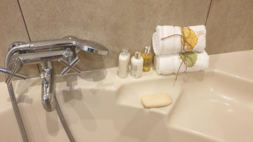 Ένα μπάνιο στο Immaculate 3-Bed House in Bristol with fast wifi