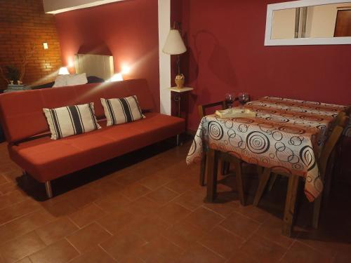 里奧格蘭德的住宿－La Ventura RG，一间卧室配有一张床、一张沙发和一张桌子