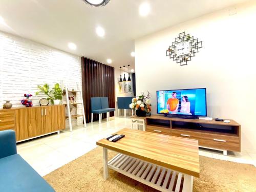 TV in/ali zabaviščno središče v nastanitvi Homestay Hạ Long